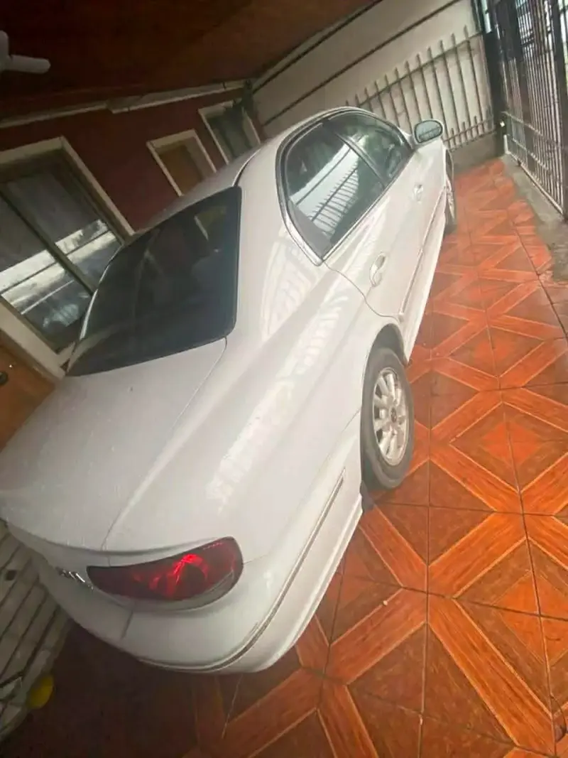 Auto sedán blanco en buen estado - 8