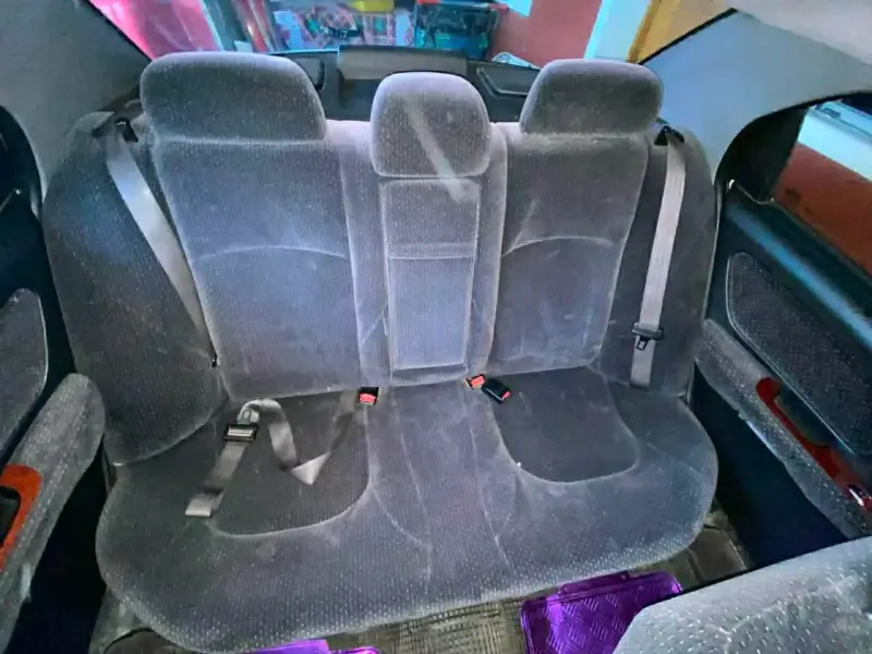 Auto sedán blanco en buen estado - 9