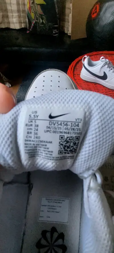 Zapatillas deportivas Nike blancas con logo negro - miniatura 1