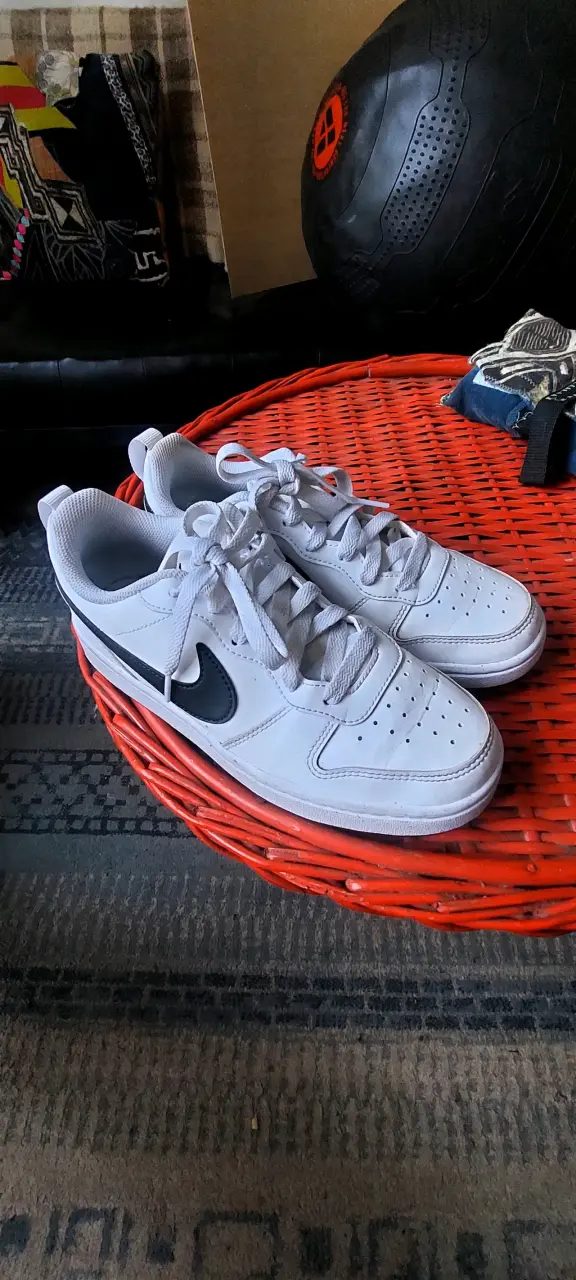Zapatillas deportivas Nike blancas con logo negro - 2