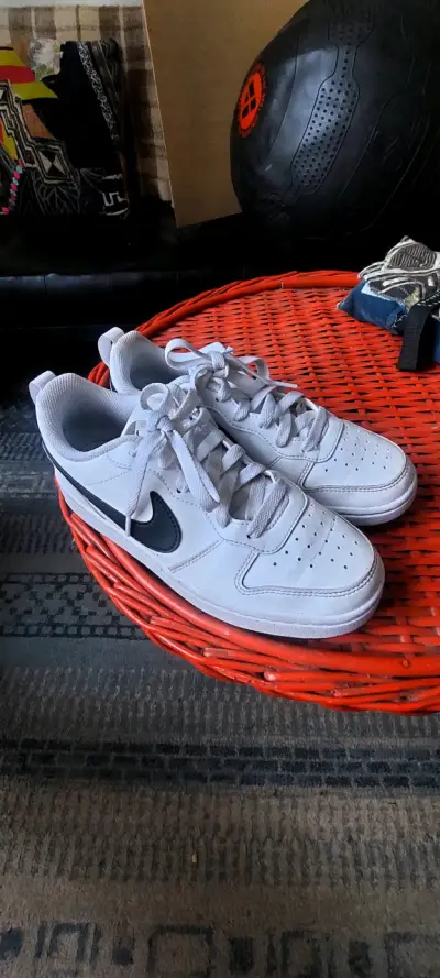Zapatillas deportivas Nike blancas con logo negro - miniatura 2