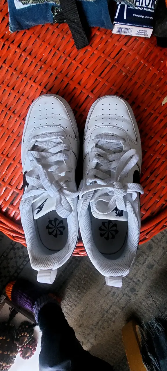 Zapatillas deportivas Nike blancas con logo negro - 3