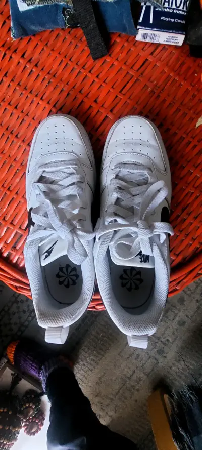 Zapatillas deportivas Nike blancas con logo negro - miniatura 3