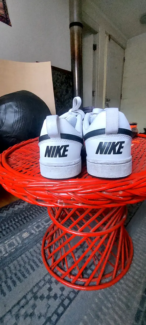 Zapatillas deportivas Nike blancas con logo negro - 4