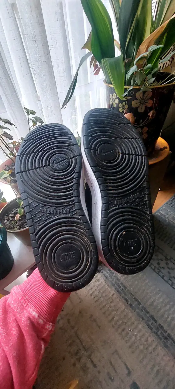 Zapatillas deportivas Nike blancas con logo negro - 5