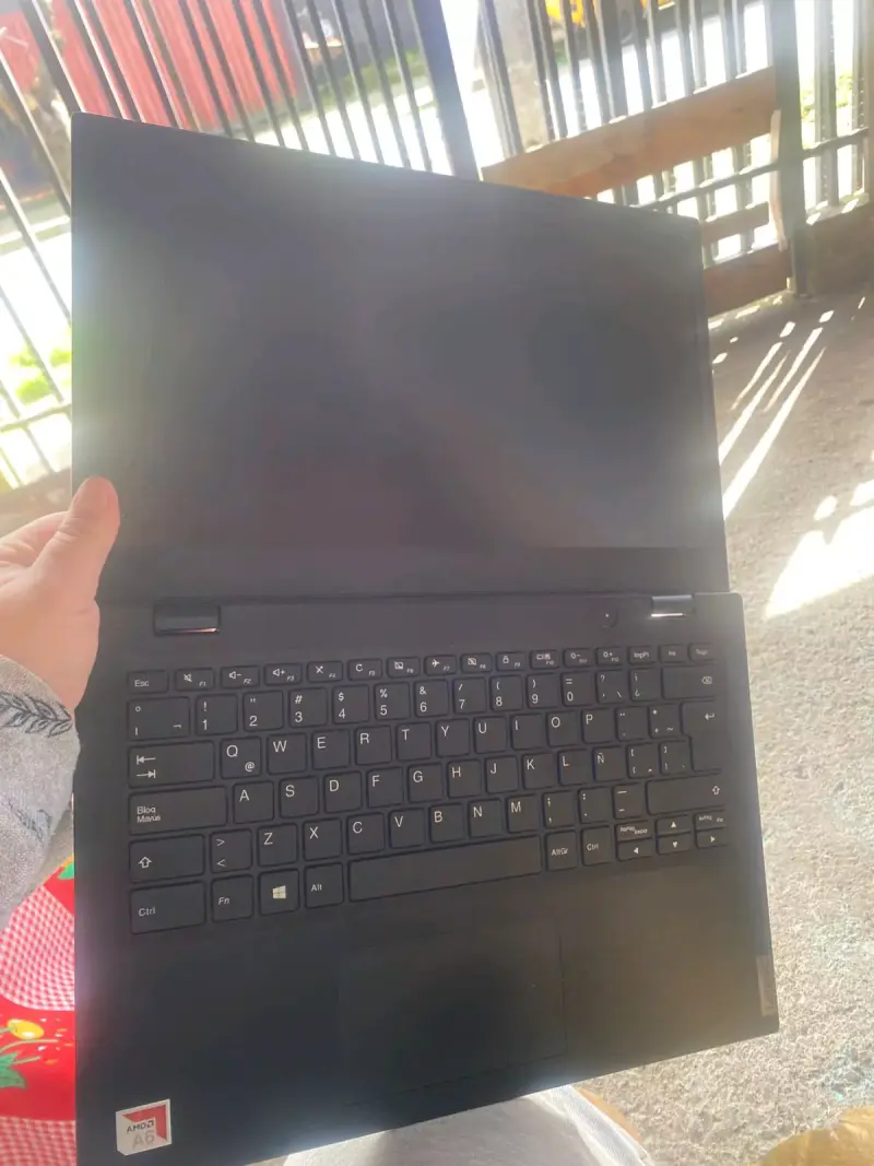 Laptop Lenovo IdeaPad 15.6 pulgadas usada - 2