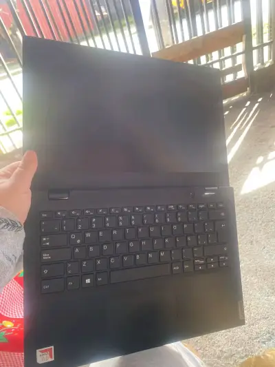 Laptop Lenovo IdeaPad 15.6 pulgadas usada - miniatura 2