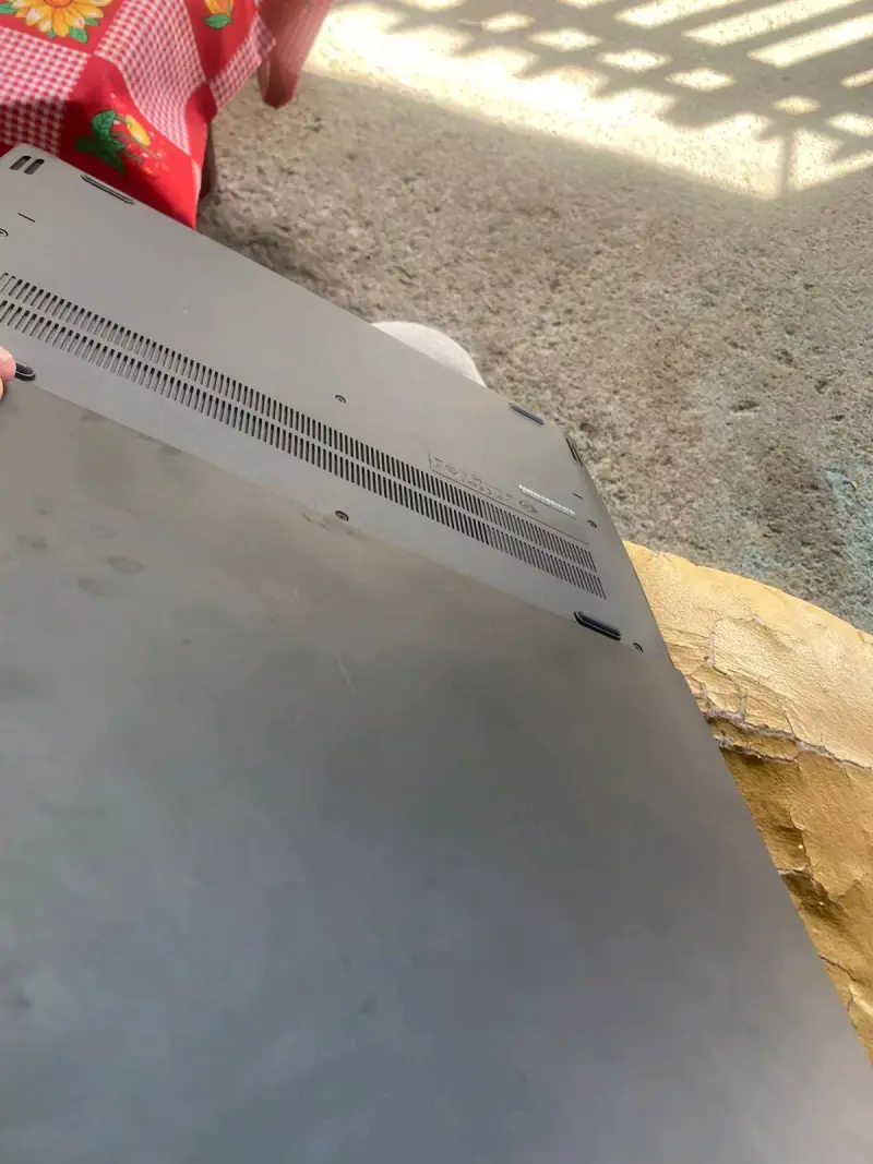 Laptop Lenovo IdeaPad 15.6 pulgadas usada - 3