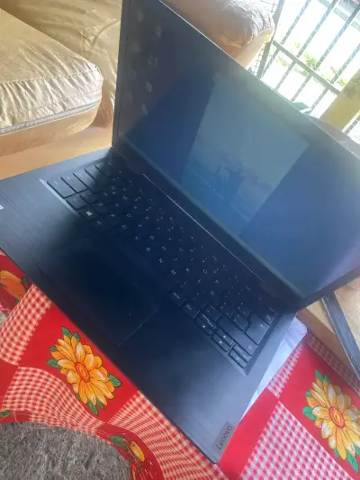 Laptop Lenovo IdeaPad 15.6 pulgadas usada - miniatura 5