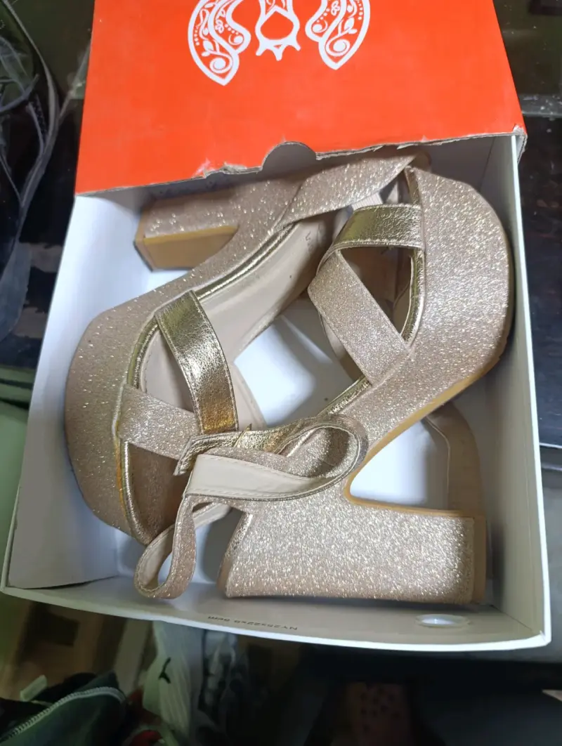 Sandalias de tacón alto doradas brillantes weide