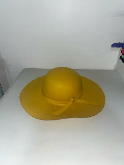 Sombrero amarillo de ala ancha elegante - miniatura 1