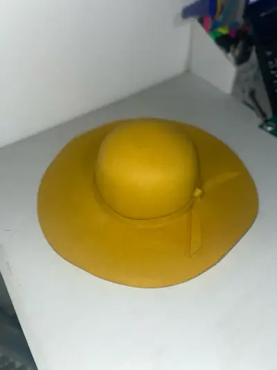 Sombrero amarillo de ala ancha elegante - miniatura 2