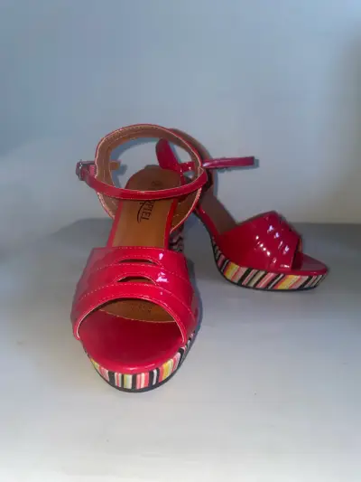 Sandalias de Tacón Rojo con Plataforma Rayada - miniatura 1