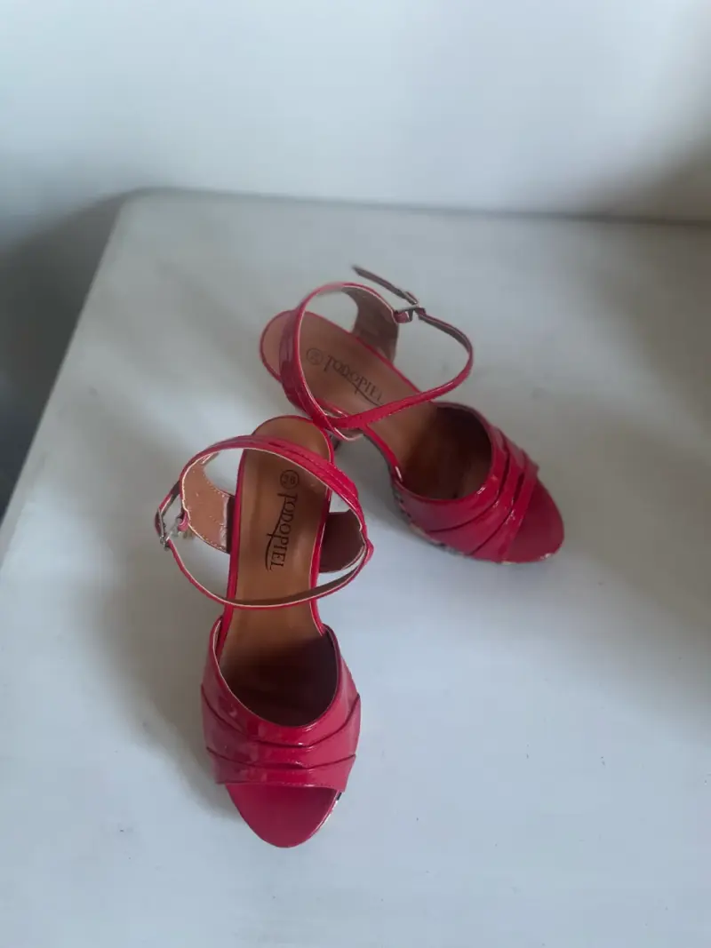 Sandalias de Tacón Rojo con Plataforma Rayada - 2