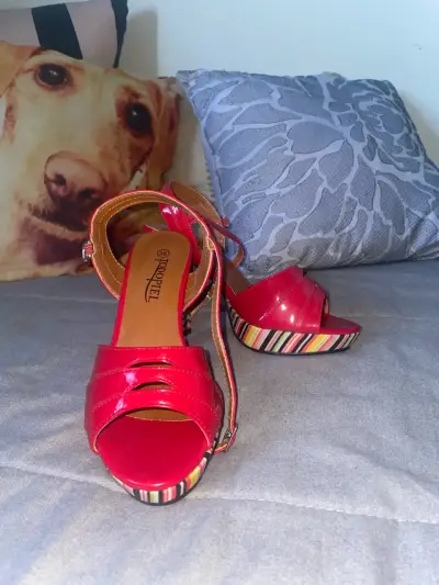 Sandalias de Tacón Rojo con Plataforma Rayada - miniatura 3