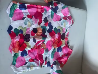 Blusa de mujer con estampado floral colorido - miniatura 1
