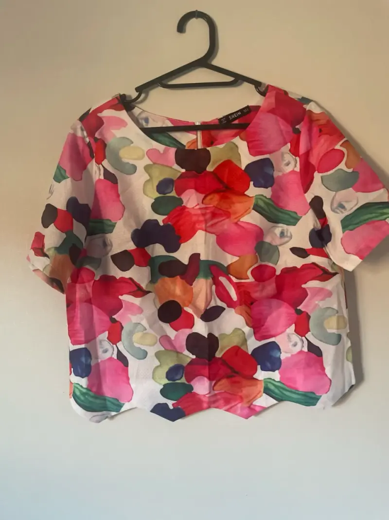 Blusa de mujer con estampado floral colorido - 2