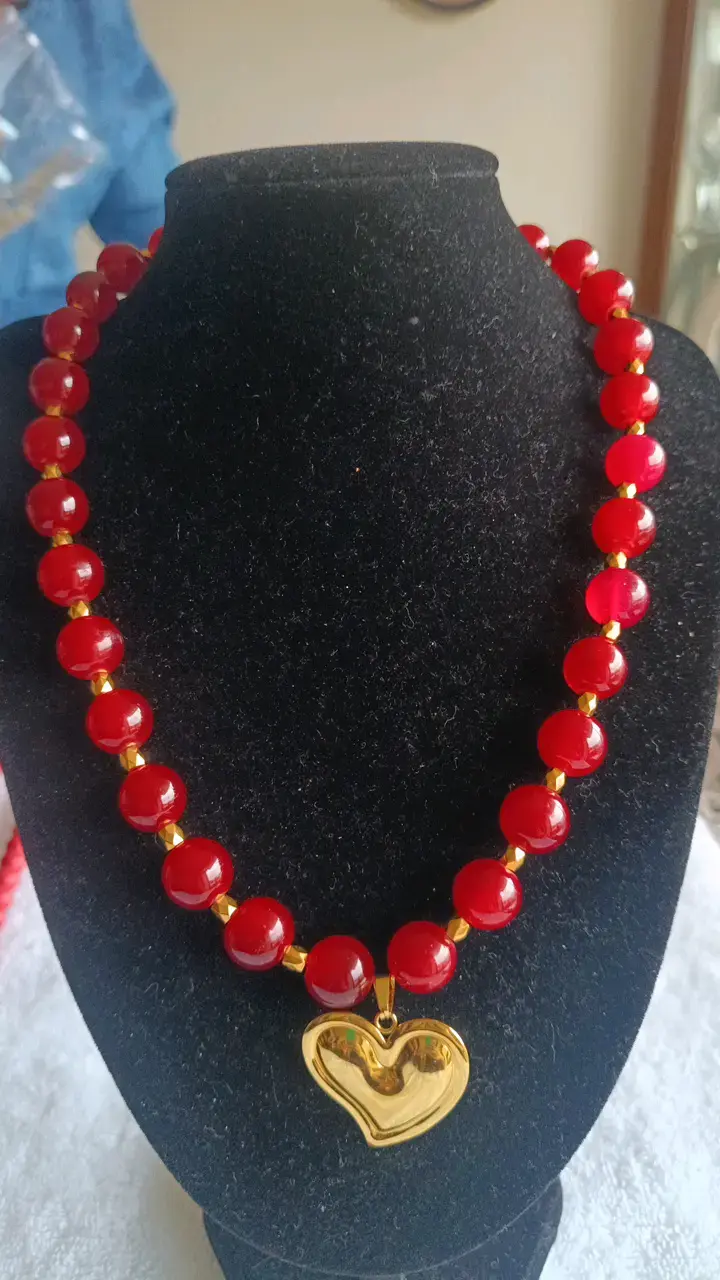 Collar de piedras rojas con dije de corazón dorado