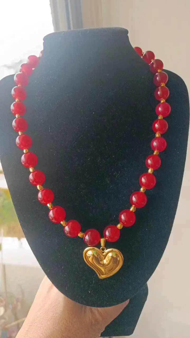 Collar de piedras rojas con dije de corazón dorado - 2