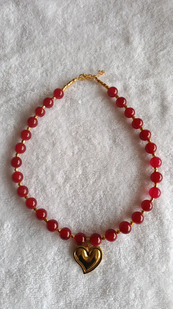 Collar de piedras rojas con dije de corazón dorado - 3