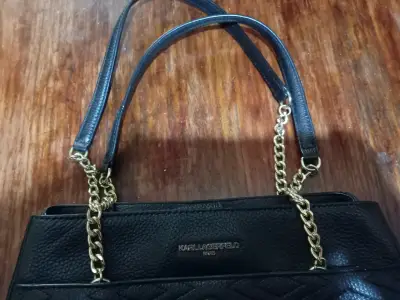 Cartera negra Karl Lagerfeld con cadena dorada - miniatura 1