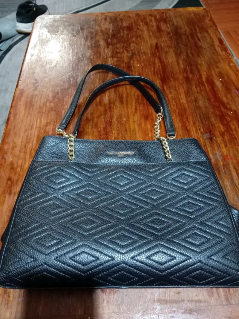 Cartera negra Karl Lagerfeld con cadena dorada - 2