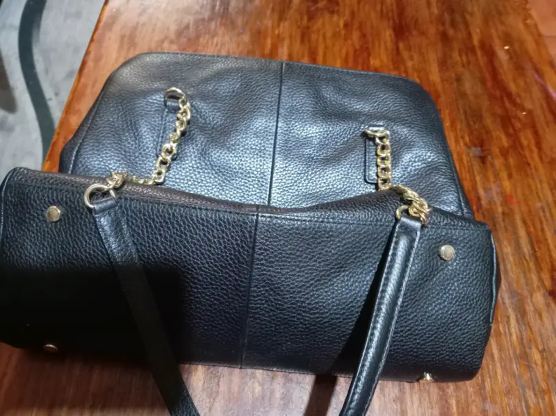 Cartera negra Karl Lagerfeld con cadena dorada - 4