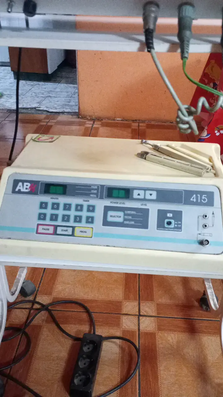 Máquina de electroestimulación AB 415 en buen estado