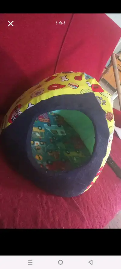Cama para mascotas tipo iglú colorida - miniatura 1
