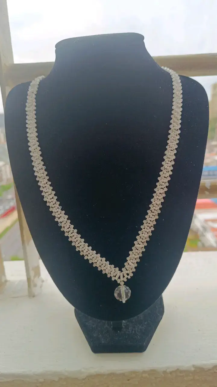 Collar tejido mostacilla blanca con colgante
