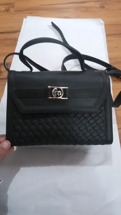 Cartera negra de cuero sintético Moleca - miniatura 1