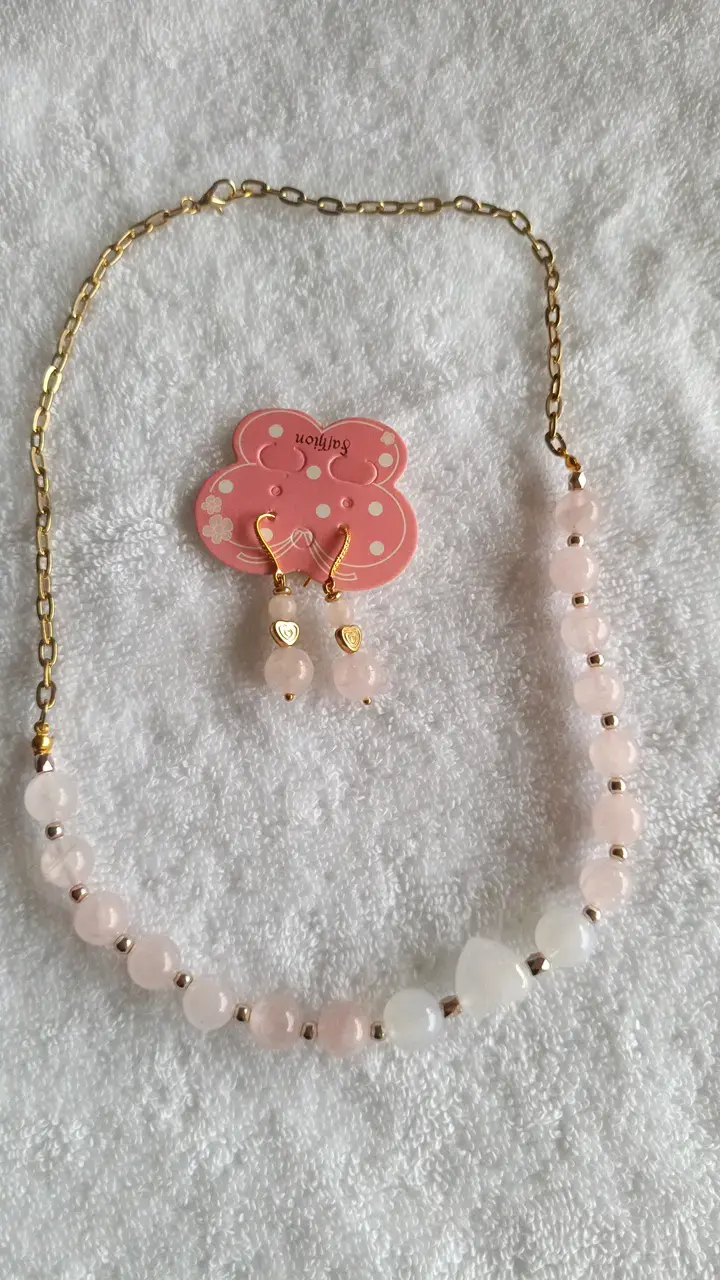 Conjunto de collar y aros de piedras rosadas