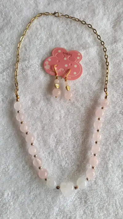 Conjunto de collar y aros de piedras rosadas - miniatura 2
