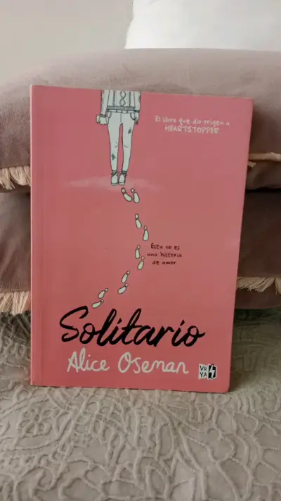 Libro 'Solitario' de Alice Oseman en buen estado - miniatura 1