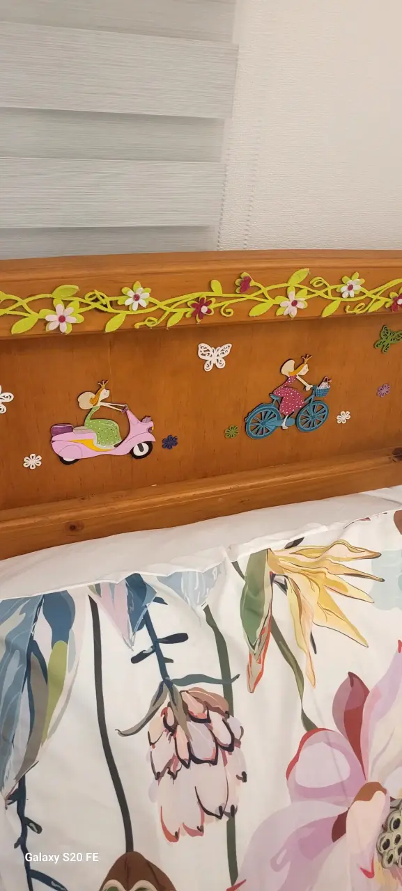 Cama de madera para niños con diseño floral - 1