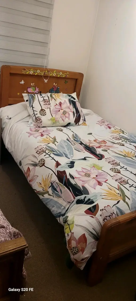 Cama de madera para niños con diseño floral - 2