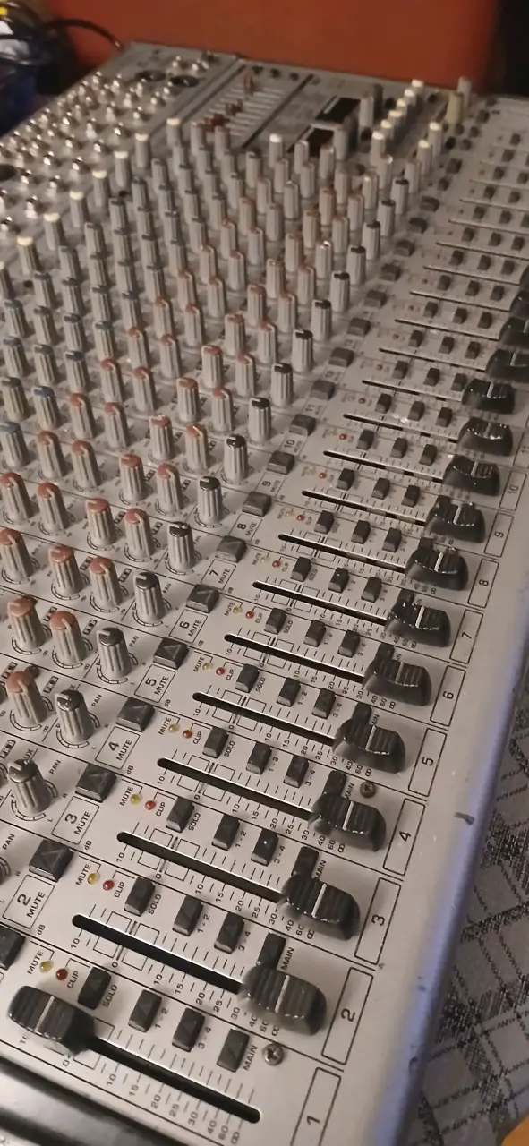 Consola de mezcla Behringer Eurodesk SL2442FX-PRO - 2