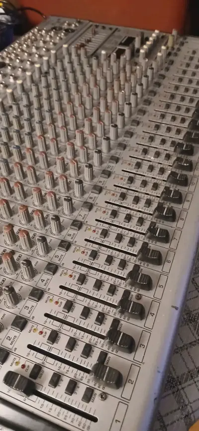 Consola de mezcla Behringer Eurodesk SL2442FX-PRO - miniatura 2