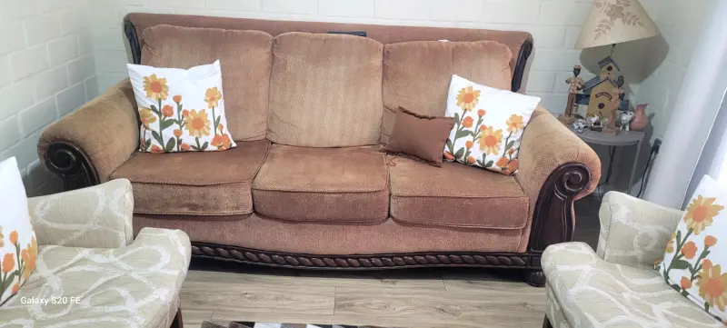Sofá de tres plazas color marrón con cojines decorativos