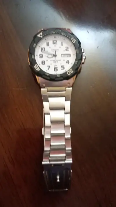 Reloj Casio analógico resistente al agua - miniatura 1