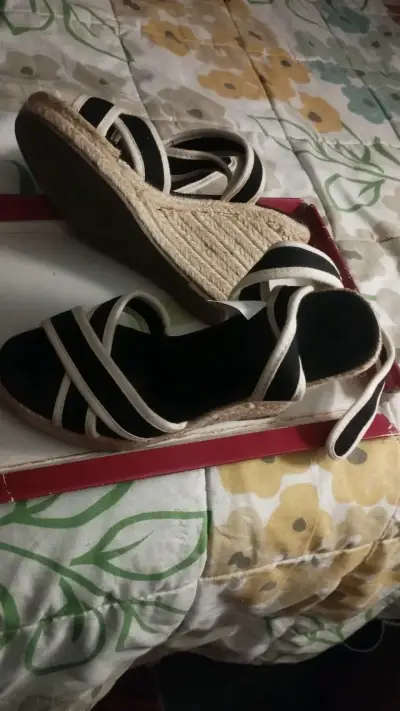 Sandalias de Plataforma Negras con Detalles Beige - miniatura 1