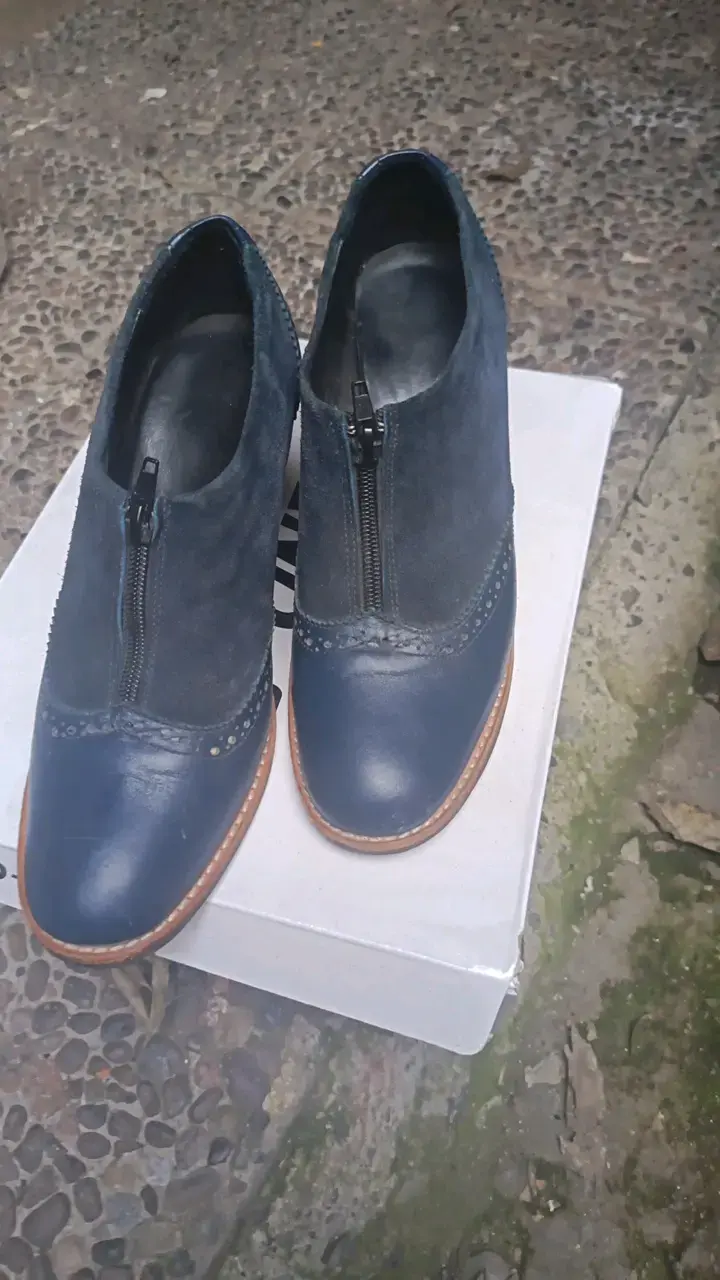 Zapatos de tacón azul con cierre frontal - 1