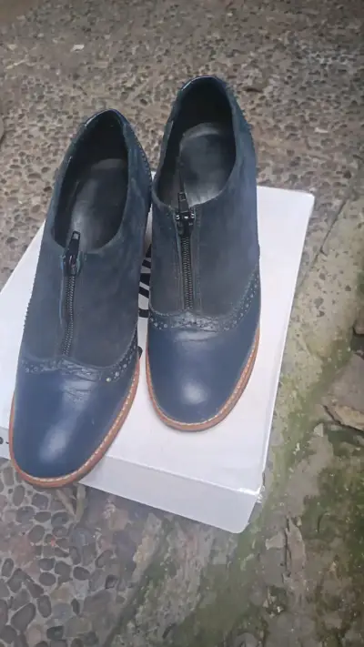 Zapatos de tacón azul con cierre frontal - miniatura 1