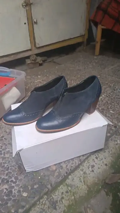 Zapatos de tacón azul con cierre frontal - miniatura 2