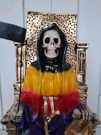 Figura de Santa Muerte Multicolor en Trono - miniatura 3
