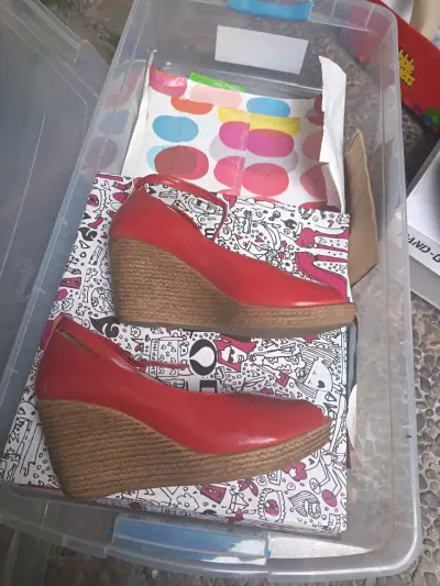 Zapatos de cuña rojos con punta abierta - miniatura 1