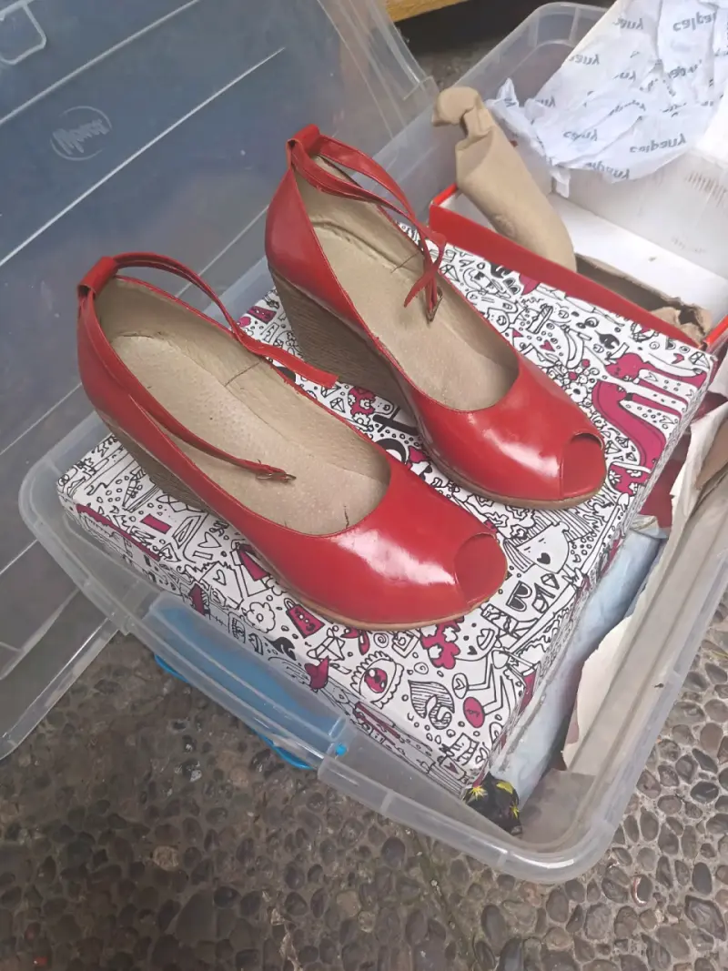 Zapatos de cuña rojos con punta abierta - 2