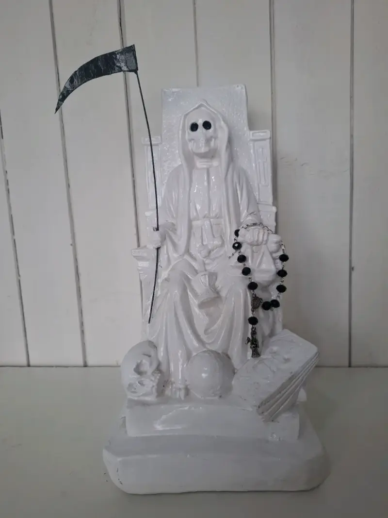 Figura de Santa Muerte Multicolor en Trono - 1