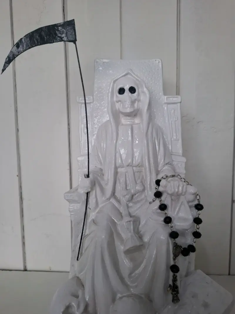 Figura de Santa Muerte Multicolor en Trono - 2