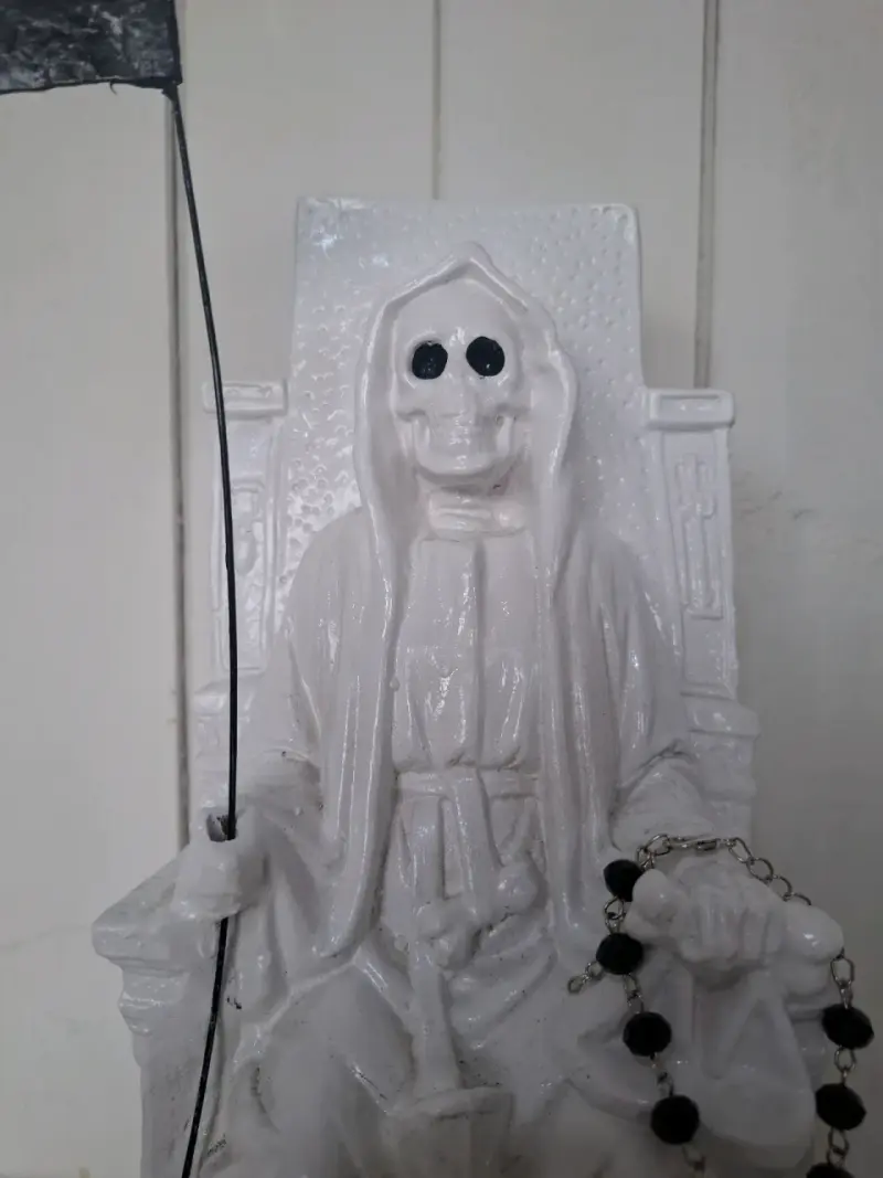 Figura de Santa Muerte Multicolor en Trono - 3